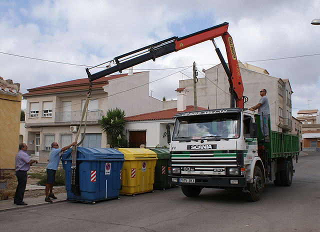 El concejal de Obras y Medio Ambiente, Eliseo Sánchez, supervisa la colocación de varios contenedores