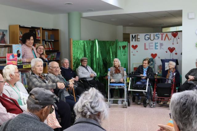 Los usuarios y usuarias del Centro de Día para personas mayores visitan la Biblioteca Municipal con motivo del Día del Libro