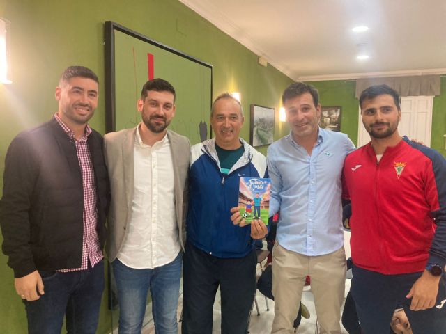 La Casa de los Duendes acoge la presentación del libro 'Mi Juanito me jubila. Cuando el fútbol es una presión' del ex futbolista Víctor Dus