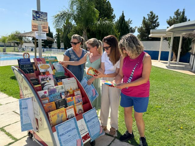 El servicio de 'Bibliopiscina' seguirá en marcha durante el mes de agosto para fomentar la lectura en las piscinas de verano de Puerto Lumbreras