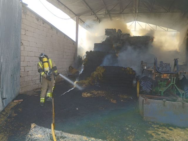 Incendio de una nave que almacena paja en Puerto Lumbreras