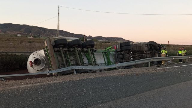 Servicios de emergencias atienden vuelco de un camión cerca de Puerto Lumbreras