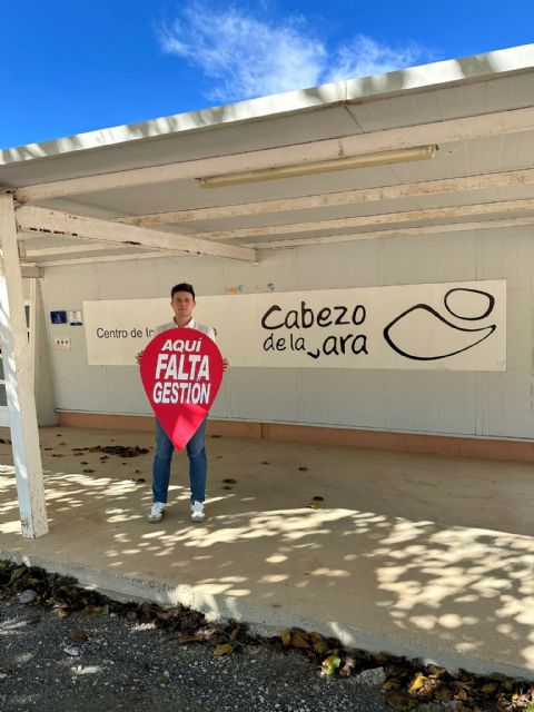 'Aquí falta gestión' llega al albergue juvenil del Cabezo de la Jara