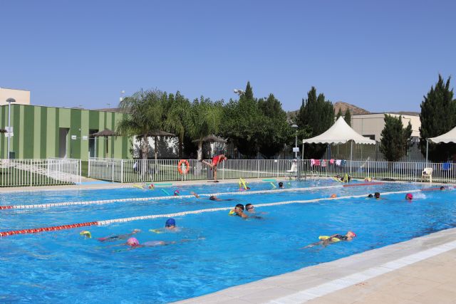 Un total de 126 niños y niñas disfrutan de los cursos de natación de la piscina municipal de verano durante el mes de julio